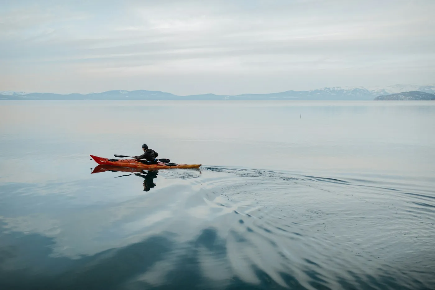 Kajakfahrer auf ruhigem Wasser